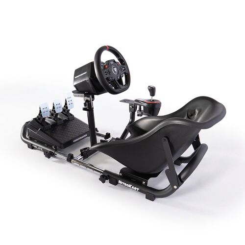Un cockpit de simulation de course comprenant un volant Thrustmaster, un pédalier à trois pédales et un siège de karting noir sur un châssis NitroKart.