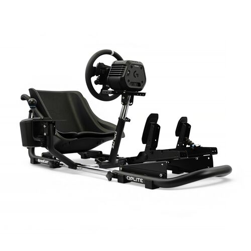 Châssis de simulateur de course OPLITE comprenant un siège baquet noir, un volant avec base de retour de force et un pédalier.