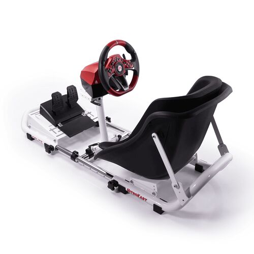 Un karting de simulation Nitrokart avec un volant rouge et noir, un siège baquet noir et un pédalier. Le châssis est blanc avec des détails noirs.