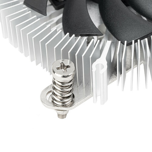 Gros plan sur un dissipateur thermique en aluminium avec des ailettes métalliques et une vis de fixation argentée.