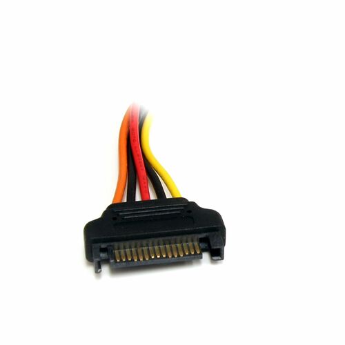 Câble d'alimentation SATA avec des fils orange, noir et jaune pour alimenter des composants PC.