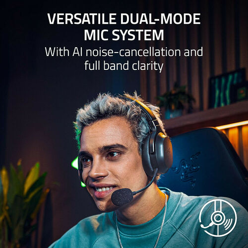 Un homme portant un casque audio avec micro intégré, illustrant un système de micro double mode avec réduction de bruit par IA.