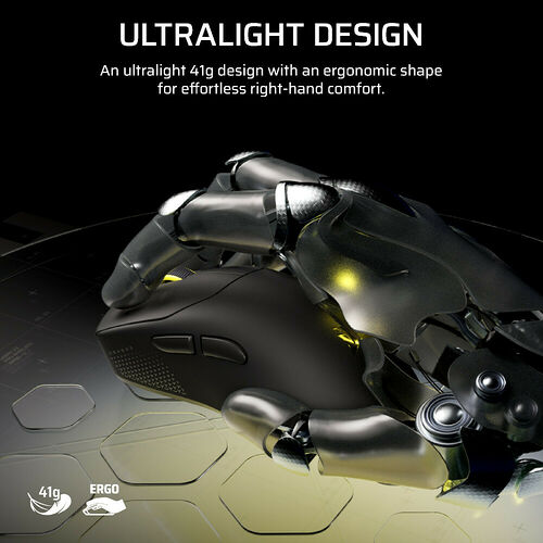 Une souris gaming ultra-légère de 41g avec un design ergonomique, tenue par une main robotique sur un tapis de souris.