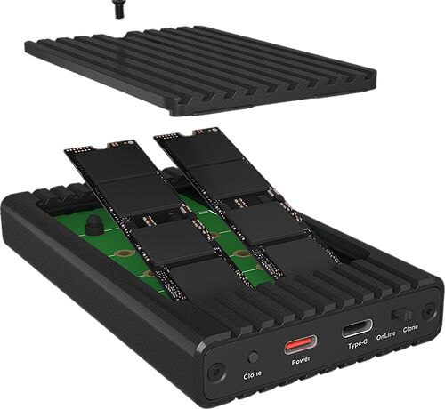 Boîtier externe pour disques SSD NVMe avec deux emplacements pour disques, montrant le capot supérieur et les composants internes sur un fond noir.