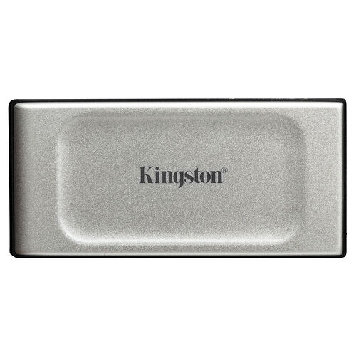 Une clé USB de marque Kingston de couleur argentée.