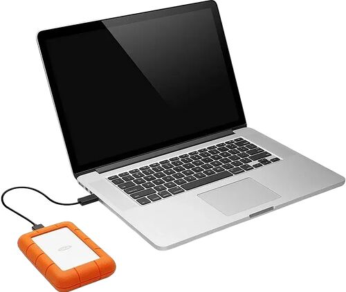 Un ordinateur portable argenté relié par un câble USB à un disque dur externe orange et blanc.
