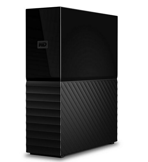 Boîtier PC noir avec une finition brillante sur la partie supérieure et une texture striée sur la partie inférieure. Le logo Western Digital est visible sur le panneau avant.