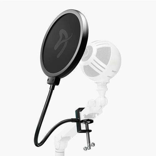 Un microphone blanc monté sur un bras articulé avec un filtre anti-pop noir.