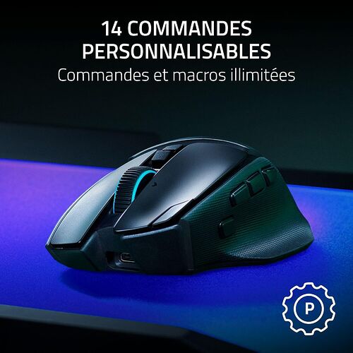 Souris gaming noire avec des touches latérales et des boutons personnalisables, présentée sur un fond bleu et noir.