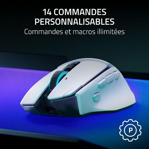 Souris gaming blanche avec des touches latérales et des boutons personnalisables, présentée sur un tapis de souris coloré.