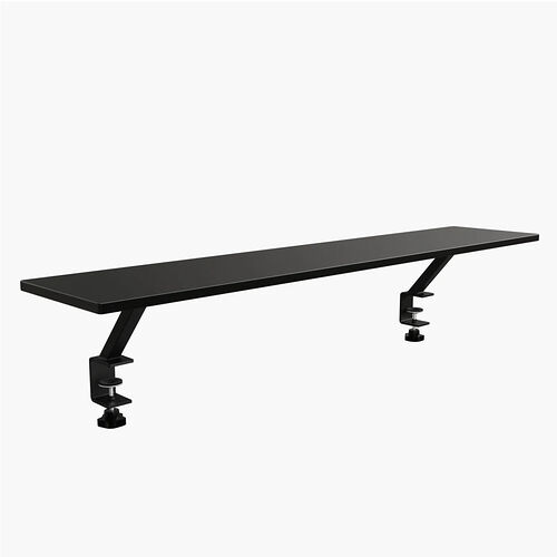 Une étagère longue et étroite de couleur noire avec deux pieds de support réglables.