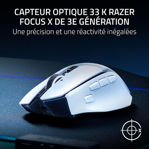 Souris gaming Razer de couleur blanche avec un capteur optique haute précision, présentée sur un tapis de souris.