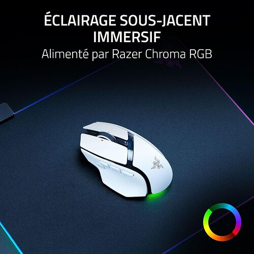 Souris Razer blanche avec éclairage RGB Chroma sous la base, posée sur un tapis de souris noir.