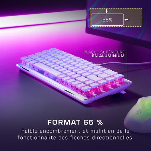 Clavier mécanique compact au format 65 % avec une plaque supérieure en aluminium et un rétroéclairage rose. Le clavier est blanc avec des touches blanches et des switchs roses visibles.