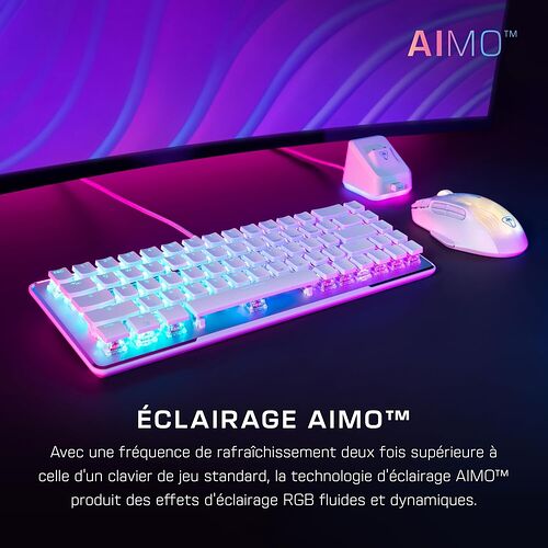 Un clavier et une souris gaming rétroéclairés par la technologie RGB AIMO™, posés sur un bureau devant un écran. L'ensemble présente des effets de lumière colorés et dynamiques.