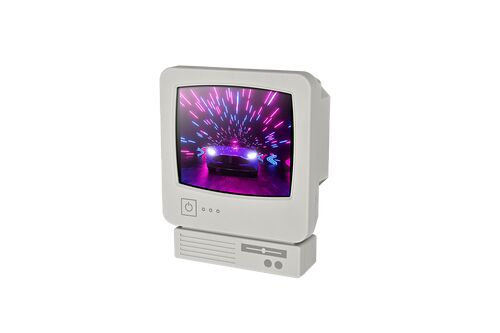 Un écran de télévision rétro de couleur blanche affichant une scène de voiture futuriste avec des traînées lumineuses colorées sur fond noir.