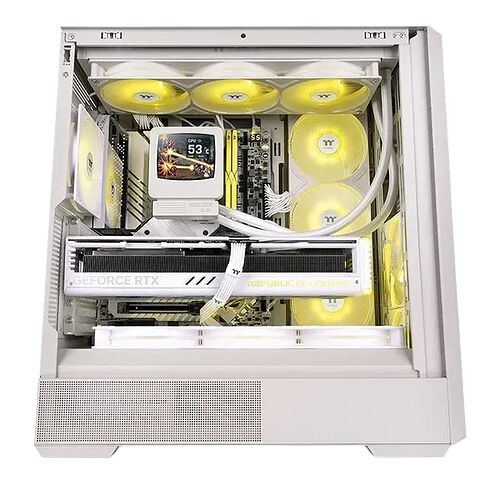 Un PC avec un boîtier blanc contenant une carte graphique GeForce RTX, un système de refroidissement liquide avec des ventilateurs éclairés en jaune et un petit écran LCD interne affichant des informations.