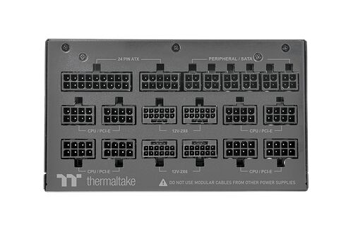 Connectique d'une alimentation modulaire Thermaltake présentant divers ports tels que le 24 PIN ATX, les connecteurs CPU / PCI-E, le 12V-2X6 et les ports Peripheral / SATA.