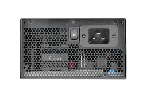 L'arrière d'un bloc d'alimentation PC avec sa grille de ventilation, son interrupteur de marche/arrêt et son entrée d'alimentation secteur.