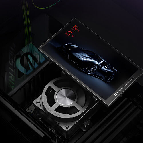 Un refroidisseur Thermalright avec un écran LCD intégré affichant la température du CPU et du GPU, surmontant un ventilateur de refroidissement.