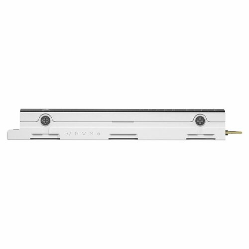 SSD NVMe avec un dissipateur thermique blanc et des inscriptions noires.