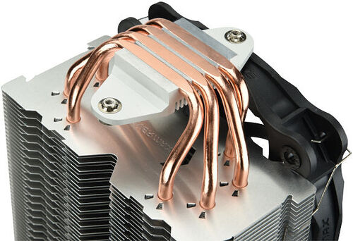 Ventirad avec dissipateur en aluminium et caloducs en cuivre apparents pour le refroidissement d'un processeur.