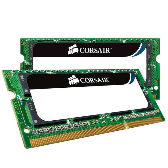 Deux barrettes de mémoire vive Corsair avec des dissipateurs thermiques noirs et blancs.