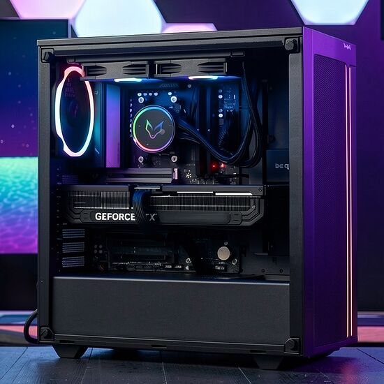 PC gamer avec un boîtier noir éclairé par des LED RGB, comprenant un processeur avec un refroidisseur liquide et une carte graphique GeForce RTX.