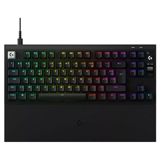 Clavier mécanique gaming Logitech avec rétroéclairage RGB multicolore et touches noires. Le clavier est compact et dispose d'un câble USB noir.