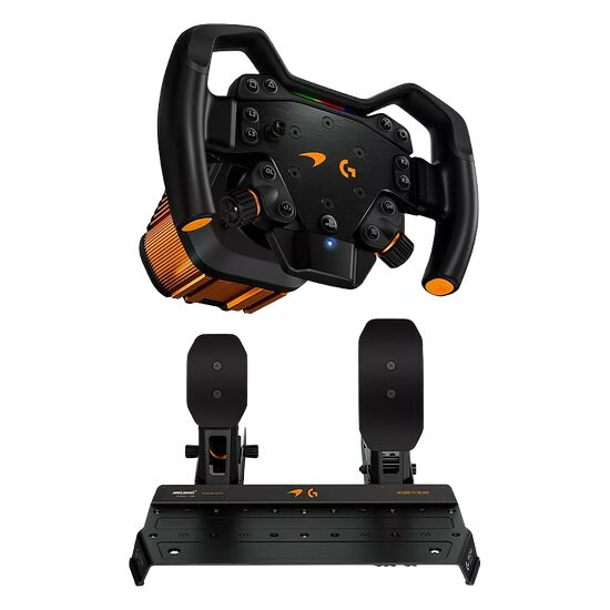 Volant Logitech avec pédalier noir et détails orange, conçu pour le gaming. Le volant présente des boutons de commande et un logo Logitech, accompagné de deux pédales noires sur une base robuste.