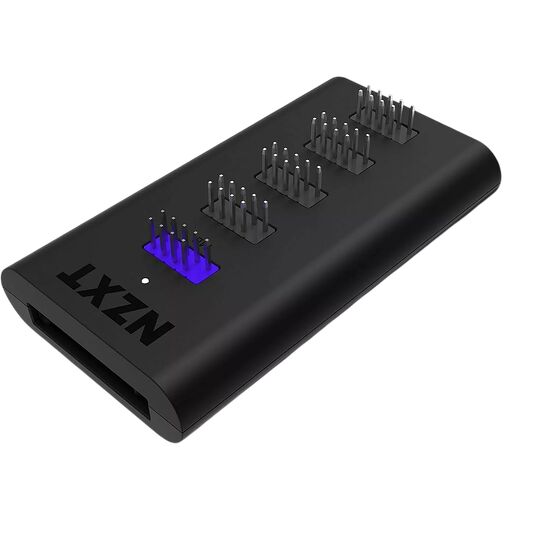Un hub de connecteurs NZXT noir avec plusieurs rangées de broches métalliques et un éclairage LED bleu.