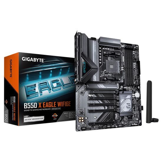 Carte mère Gigabyte B550 X Eagle WiFi présentée avec sa boîte d'emballage noire et orange. La carte mère est de couleur noire avec des dissipateurs thermiques gris.