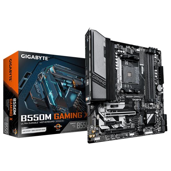 Carte mère Gigabyte B550M Gaming X présentée avec sa boîte d'emballage d'origine. La carte mère est de format micro-ATX avec des dissipateurs thermiques noirs et des détails gris.