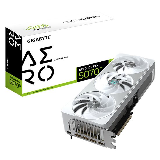 Carte graphique Gigabyte GeForce RTX 5070 Ti Aero OC présentée avec sa boîte blanche et noire. La carte possède un design blanc avec deux ventilateurs.