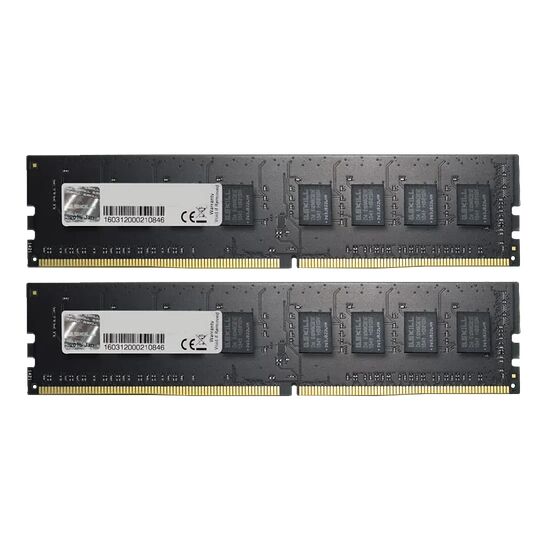 Deux barrettes de mémoire vive RAM noires avec des étiquettes blanches, présentées sur un fond noir.