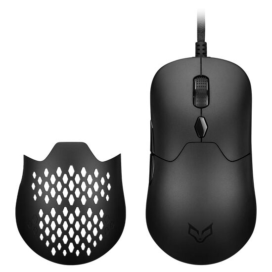 Une souris gamer noire avec un design perforé sur la coque et un logo en forme de tête de renard.