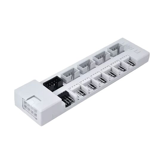 Adaptateur de câbles SATA blanc avec plusieurs connecteurs pour alimenter des composants PC.