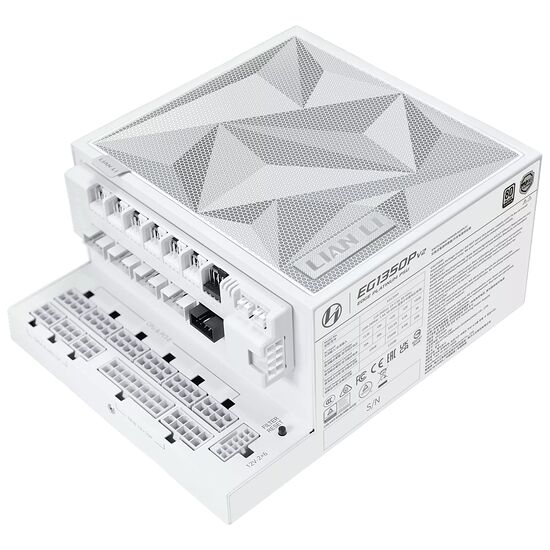 Bloc d'alimentation blanc Lian Li EG1350P V2 avec une finition géométrique sur le dessus et divers connecteurs modulaires visibles sur le côté.