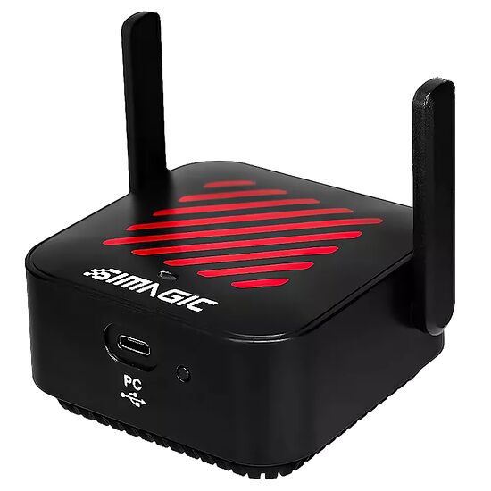 Adaptateur Wi-Fi Magcubic avec deux antennes noires et des détails rouges sur le dessus, conçu pour une connexion PC.