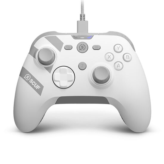 Manette de jeu Scuf blanche avec câbles, présentant des sticks analogiques gris et des boutons de commande classiques.