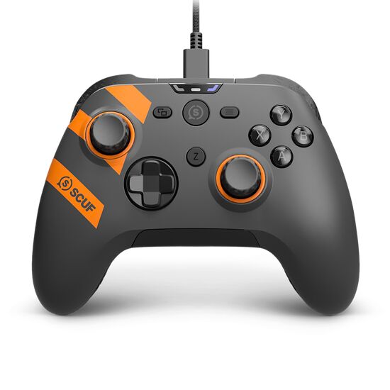 Manette Scuf grise avec des bandes orange décoratives, dotée de sticks analogiques noirs et de boutons de commande classiques.