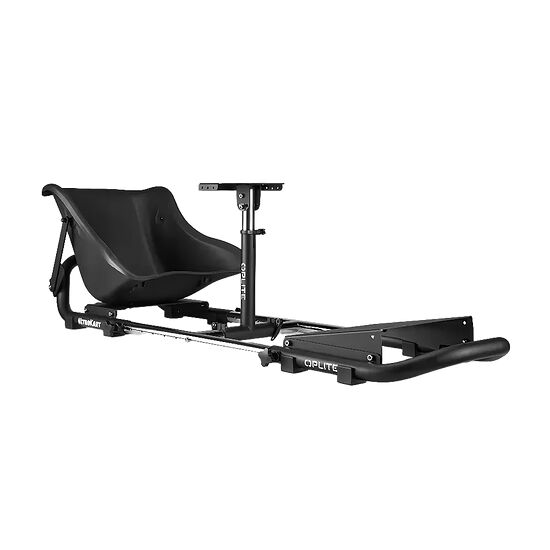 Un cockpit de simulation de course noir de la marque OPLITE, comprenant un siège baquet et une structure métallique pour installer un volant et des pédales.