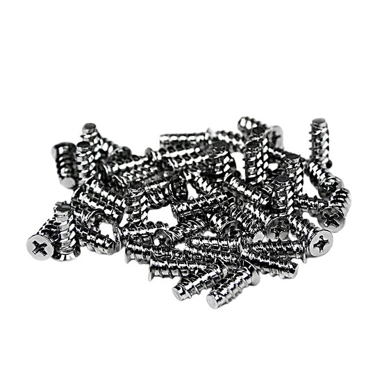 Un tas de petites vis métalliques argentées pour composants informatiques sur un fond blanc.