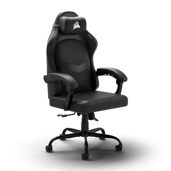 Chaise de bureau gaming Corsair noire avec un repose-tête arborant le logo de la marque. Elle possède des accoudoirs et une base à roulettes.