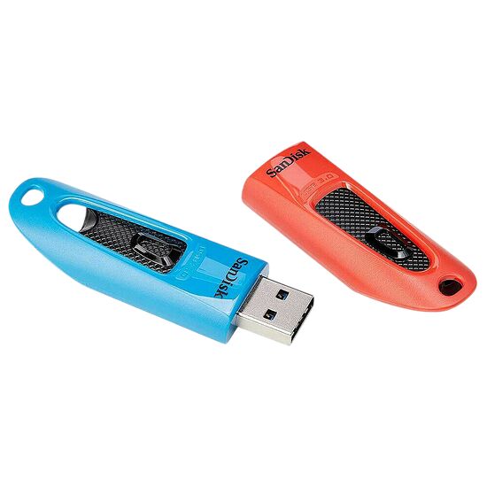Deux clés USB SanDisk, l'une de couleur bleue et l'autre rouge, avec un design ergonomique et un capuchon coulissant.