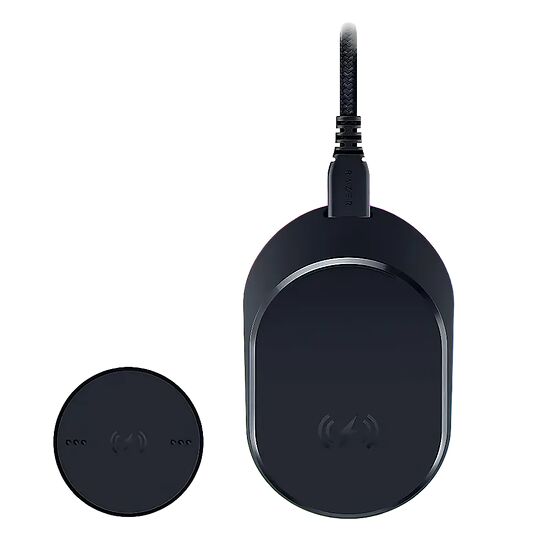Chargeur sans fil Razer avec un éclairage RGB coloré et un câble tressé noir, accompagné d'un petit accessoire de recharge circulaire noir.