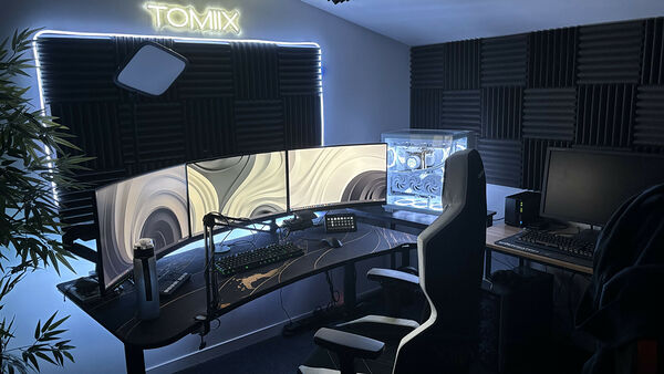 Studio de ToMiiX : mousse acoustique, néon, triple écran incurvé et PC blanc