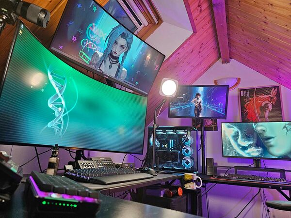 Setup d’Owarida sous les combles, écrans multiples et lumière violette