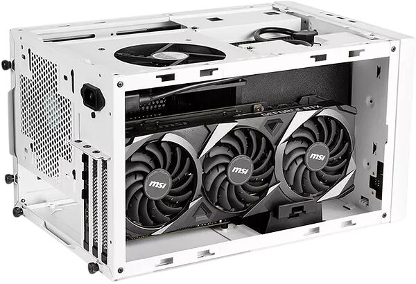 Boîtier PC blanc ouvert laissant apparaître une carte graphique MSI à trois ventilateurs et un ventilateur de boîtier sur le dessus.