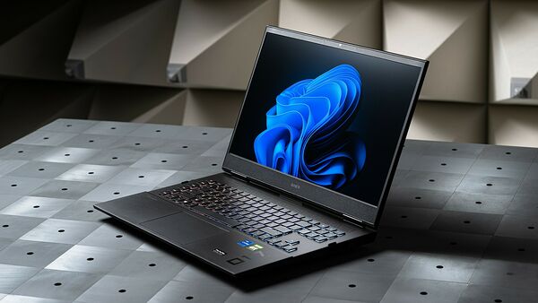 PC portable gamer ouvert, écran allumé